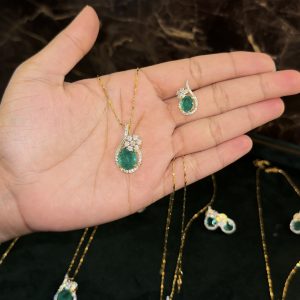 LJ01062-Emerald green pendent with chain