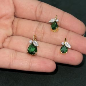LJ01079-Green pendent with Ear studs
