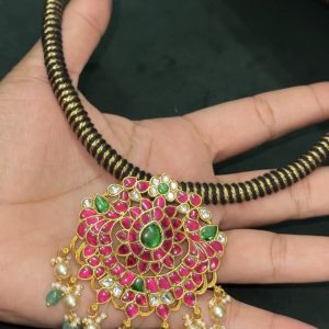 LJ1223-JADAUKUNDAN PENDENT WITH BLACK THREAD