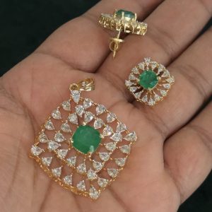LJ1299-SWAROVSKI CRYSTEL GREEN PENDENT WITH SCREWBACK EARRINGS