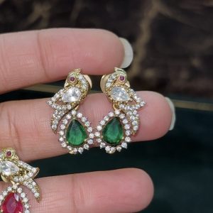 LJ1421-GREEN DROP VICTORIAN PARROT STUDS WITH SCREWBACK