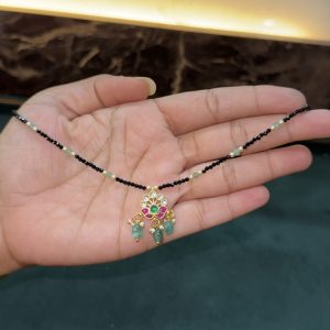 LJ1497-JADAUKUNDAN PENDANT WITH BLACKBEADS CHAIN