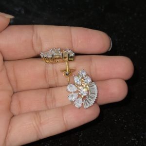 LJ1507-SWAROVSKI CRYSTAL WHITE EARSTUDS WITH SCREWBACK