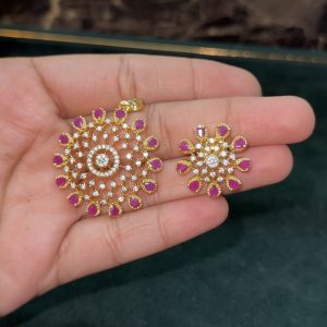 LJ1525-RUBY AD GOLD LOOK PENDANT WITH EARSTUDS